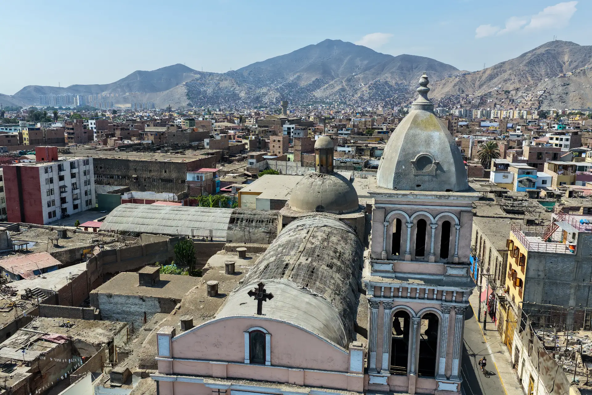 La histórica Iglesia San Lázaro fue declarada inhabitable luego de que parte de su techo se desplomara. La Municipalidad del Rímac dispuso el acordonamiento del recinto como medida preventiva mientras se realizan las evaluaciones estructurales correspondientes. Foto: ANDINA/ Ricardo Cuba