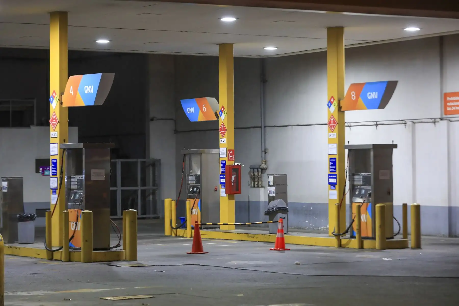 La deflagración ocurrida en el ducto de líquidos en Megantoni, Cusco, ha forzado la suspensión temporal del transporte de combustible en el país, generando enormes colas de conductores, especialmente taxistas quienes recorren todo Lima en busca de GNV Foto: ANDINA/Ricardo Cuba