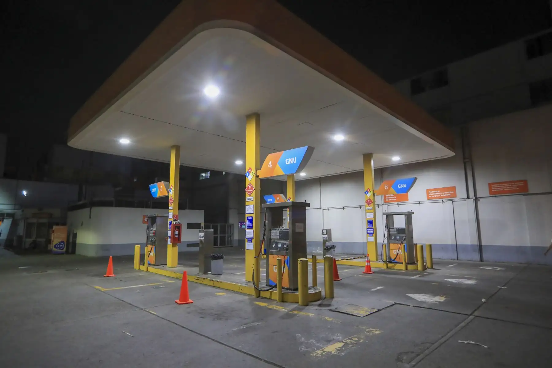 La deflagración ocurrida en el ducto de líquidos en Megantoni, Cusco, ha forzado la suspensión temporal del transporte de combustible en el país, generando enormes colas de conductores, especialmente taxistas quienes recorren todo Lima en busca de GNV Foto: ANDINA/Ricardo Cuba