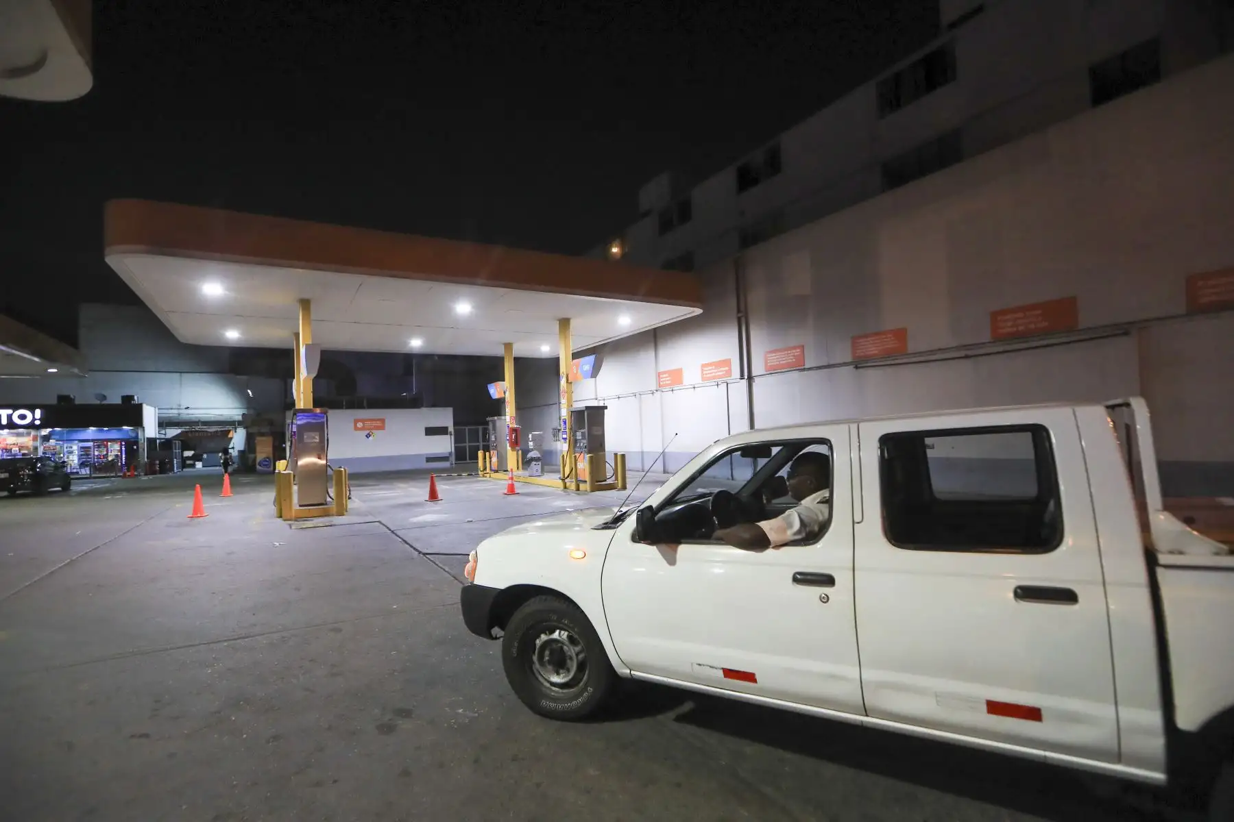 La deflagración ocurrida en el ducto de líquidos en Megantoni, Cusco, ha forzado la suspensión temporal del transporte de combustible en el país, generando enormes colas de conductores, especialmente taxistas quienes recorren todo Lima en busca de GNV Foto: ANDINA/Ricardo Cuba