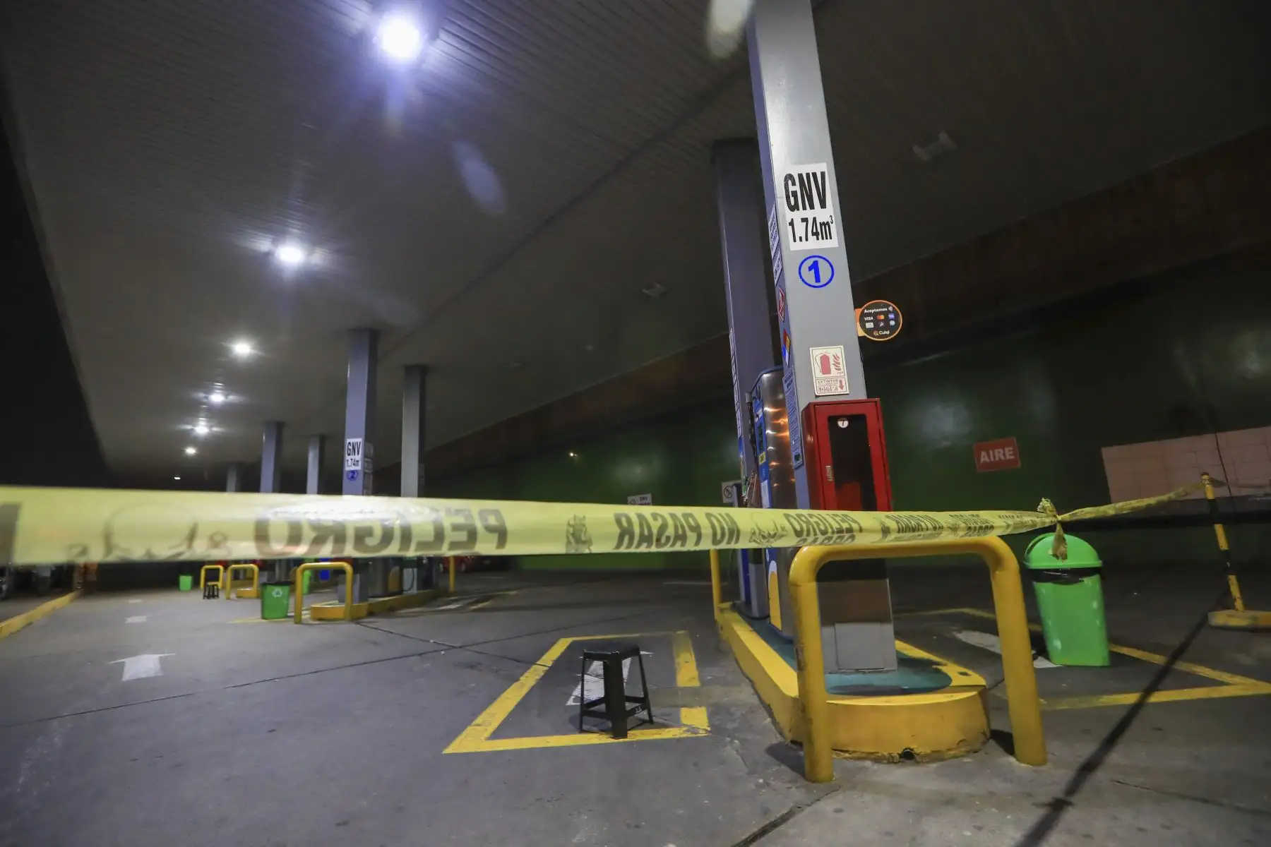 La deflagración ocurrida en el ducto de líquidos en Megantoni, Cusco, ha forzado la suspensión temporal del transporte de combustible en el país, generando enormes colas de conductores, especialmente taxistas quienes recorren todo Lima en busca de GNV Foto: ANDINA/Ricardo Cuba