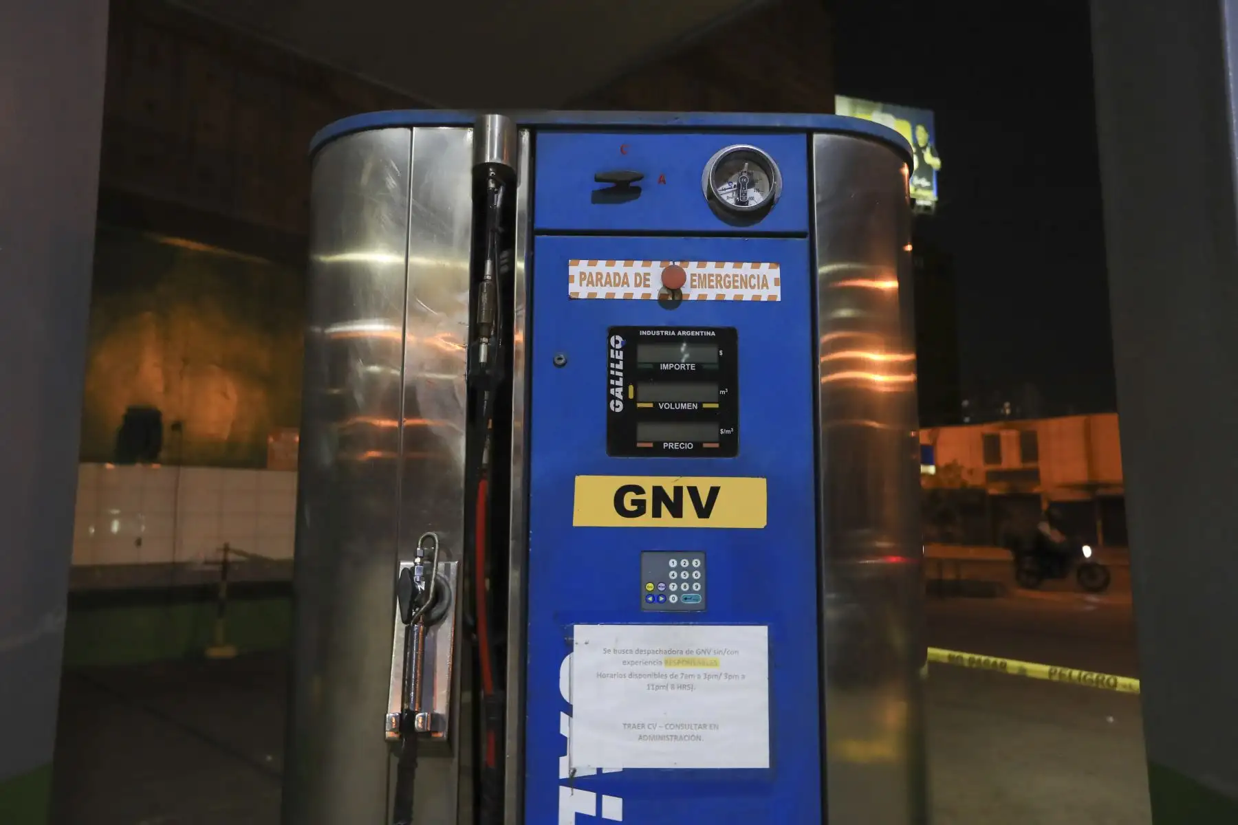 La deflagración ocurrida en el ducto de líquidos en Megantoni, Cusco, ha forzado la suspensión temporal del transporte de combustible en el país, generando enormes colas de conductores, especialmente taxistas quienes recorren todo Lima en busca de GNV Foto: ANDINA/Ricardo Cuba