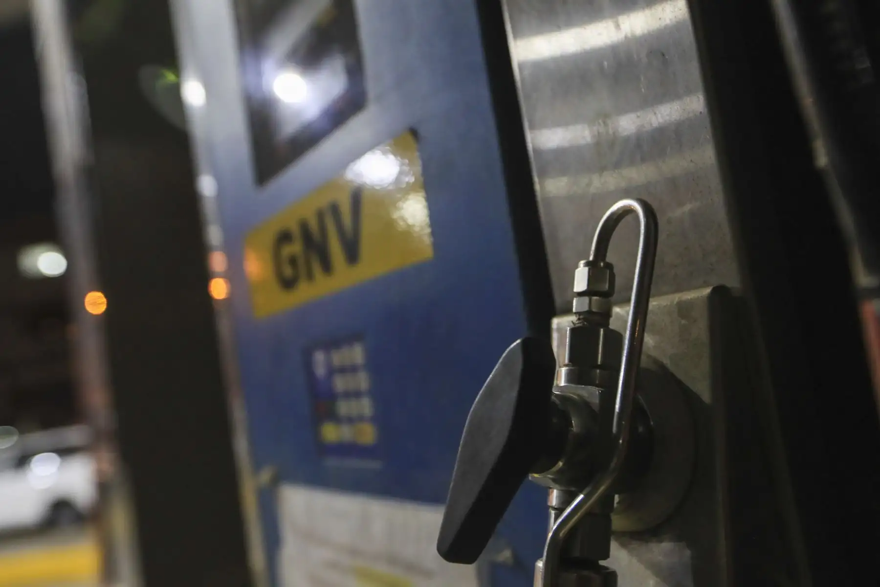 La deflagración ocurrida en el ducto de líquidos en Megantoni, Cusco, ha forzado la suspensión temporal del transporte de combustible en el país, generando enormes colas de conductores, especialmente taxistas quienes recorren todo Lima en busca de GNV Foto: ANDINA/Ricardo Cuba