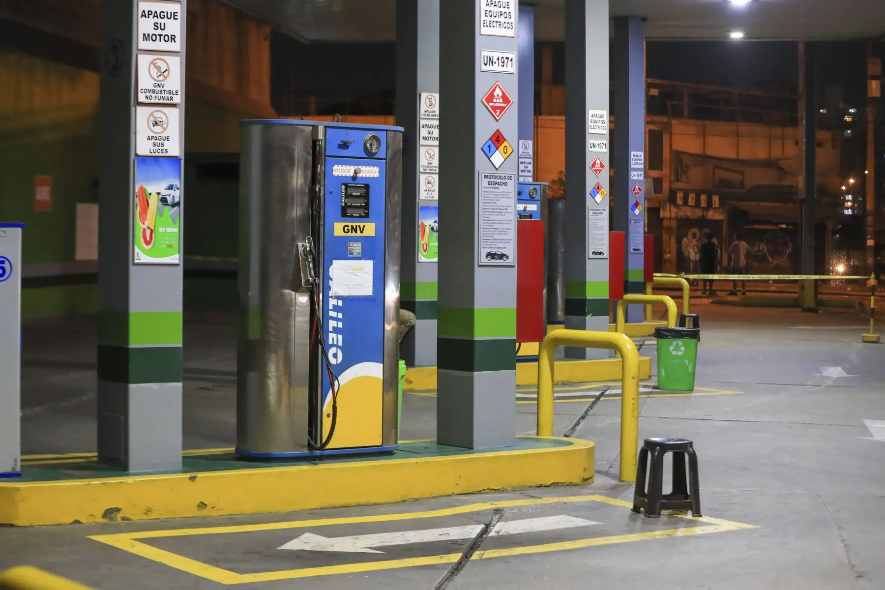 La deflagración ocurrida en el ducto de líquidos en Megantoni, Cusco, ha forzado la suspensión temporal del transporte de combustible en el país, generando enormes colas de conductores, especialmente taxistas quienes recorren todo Lima en busca de GNV Foto: ANDINA/Ricardo Cuba