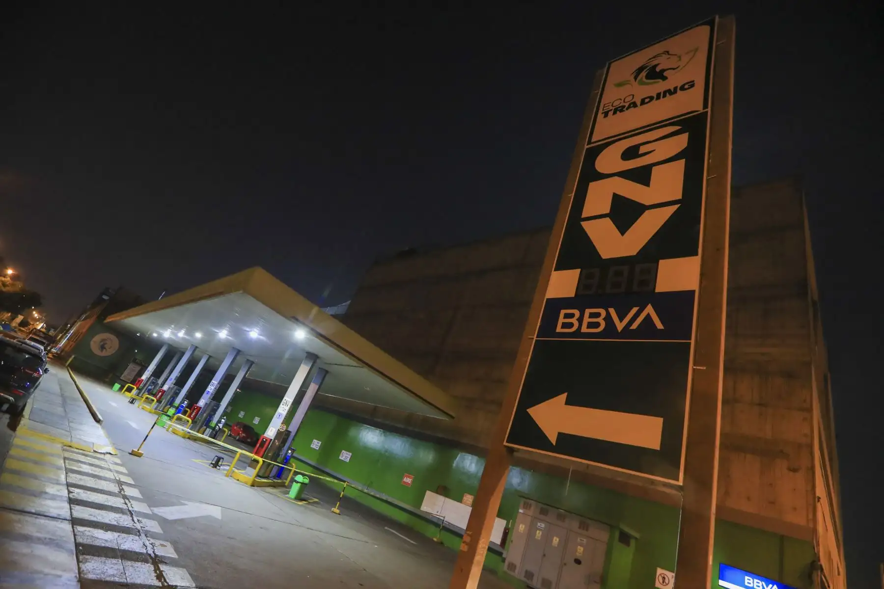 La deflagración ocurrida en el ducto de líquidos en Megantoni, Cusco, ha forzado la suspensión temporal del transporte de combustible en el país, generando enormes colas de conductores, especialmente taxistas quienes recorren todo Lima en busca de GNV Foto: ANDINA/Ricardo Cuba