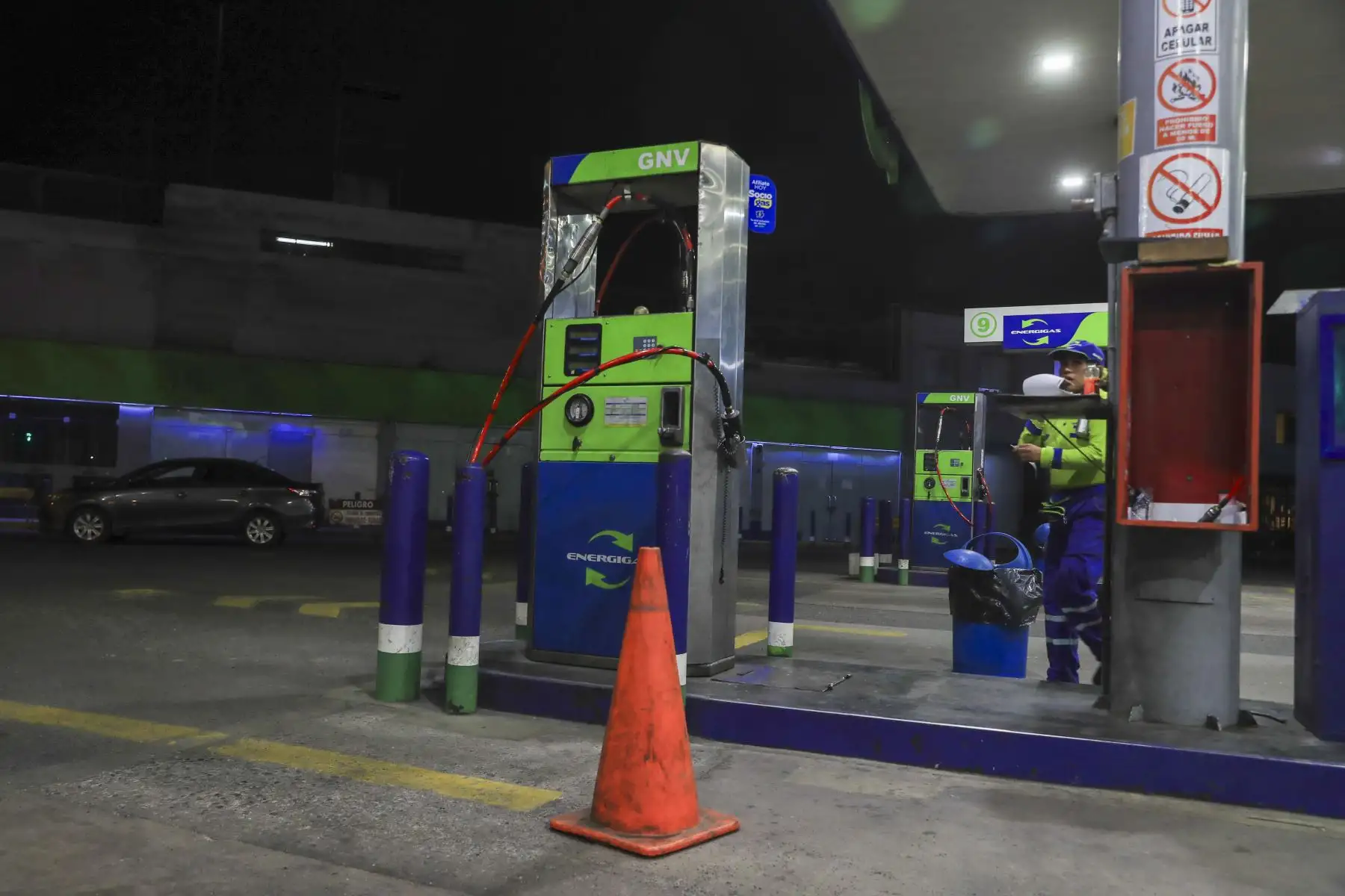 La deflagración ocurrida en el ducto de líquidos en Megantoni, Cusco, ha forzado la suspensión temporal del transporte de combustible en el país, generando enormes colas de conductores, especialmente taxistas quienes recorren todo Lima en busca de GNV Foto: ANDINA/Ricardo Cuba