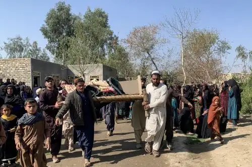 Familiares y dolientes portan el ataúd de una víctima fallecida durante los ataques aéreos pakistaníes en Ghani Khel. Foto: AFP
