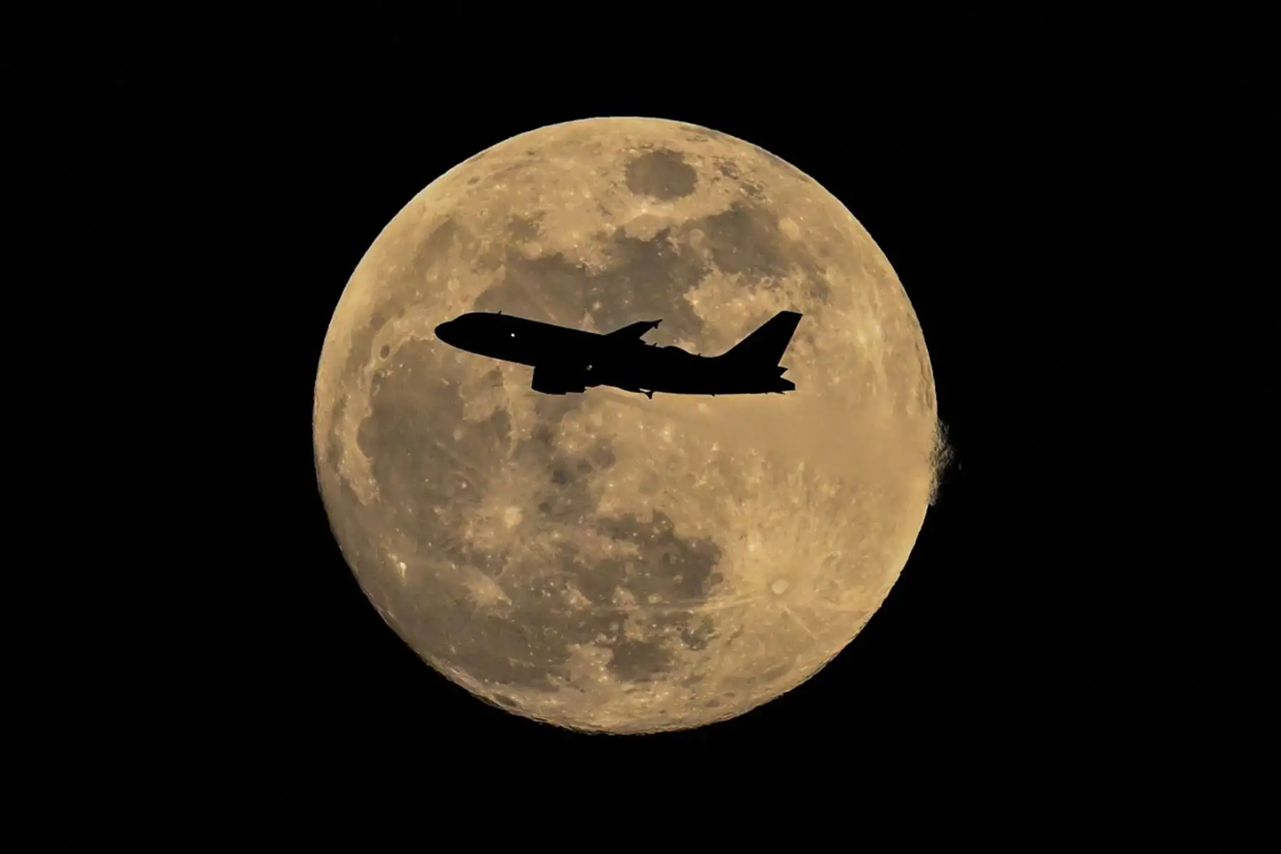 Un Airbus A319-112 de la aerolínea alemana Lufthansa sobrevuela la Luna Gibosa Creciente sobre Fráncfort. Foto: AFP