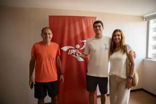 Diego Elías recibe las llaves de su departamento, ubicado en Villa El Salvador.