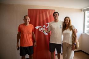 Diego Elías recibe las llaves de su departamento, ubicado en Villa El Salvador.