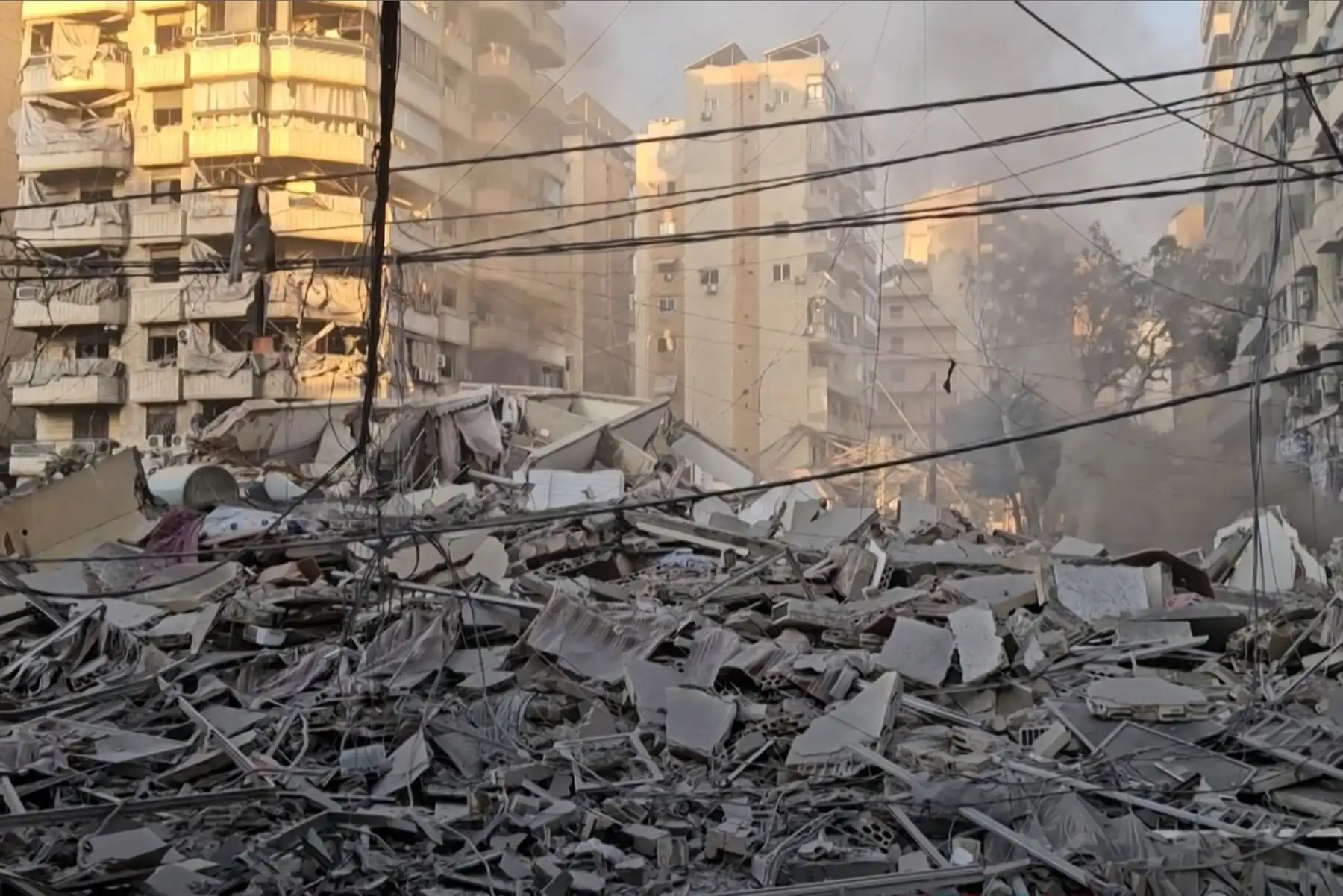 Esta captura de pantalla de un video de AFPTV, tomada el 3 de marzo de 2026, muestra columnas de humo provenientes de un incendio y edificios dañados tras un ataque israelí en la madrugada contra los suburbios del sur de Beirut. Foto: AFP