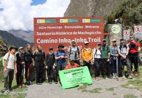 Más de 200 turistas, en su mayoría extranjeros procedentes de Estados Unidos, Francia, Italia, China, Japón y Brasil; además de peruanos, fueron los privilegiados que vivieron en un ambiente festivo la reapertura al turismo de la Red de Caminos Inca hacia la ciudadela Inca de Machu Picchu. ANDINA/Difusión