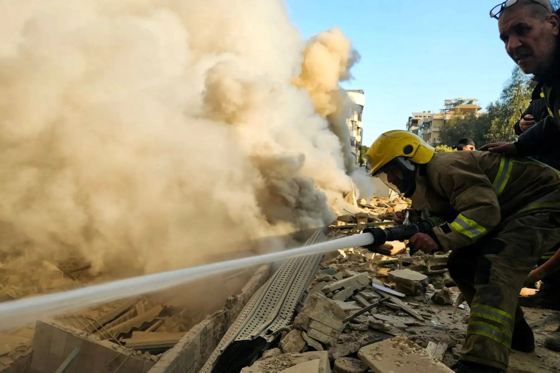 Bomberos extinguen incendios en el lugar de un ataque aéreo israelí en los suburbios del sur de Beirut . Foto: AFP