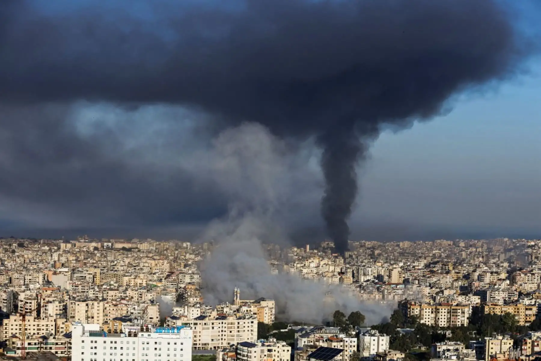 Columnas de humo se elevan desde los lugares de los ataques aéreos israelíes en los suburbios del sur de Beirut. Foto: AFP