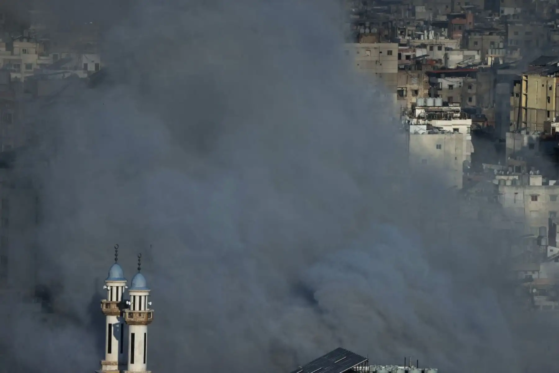 Una columna de humo se eleva desde el lugar de un ataque aéreo israelí en los suburbios del sur de Beirut. Foto: AFP