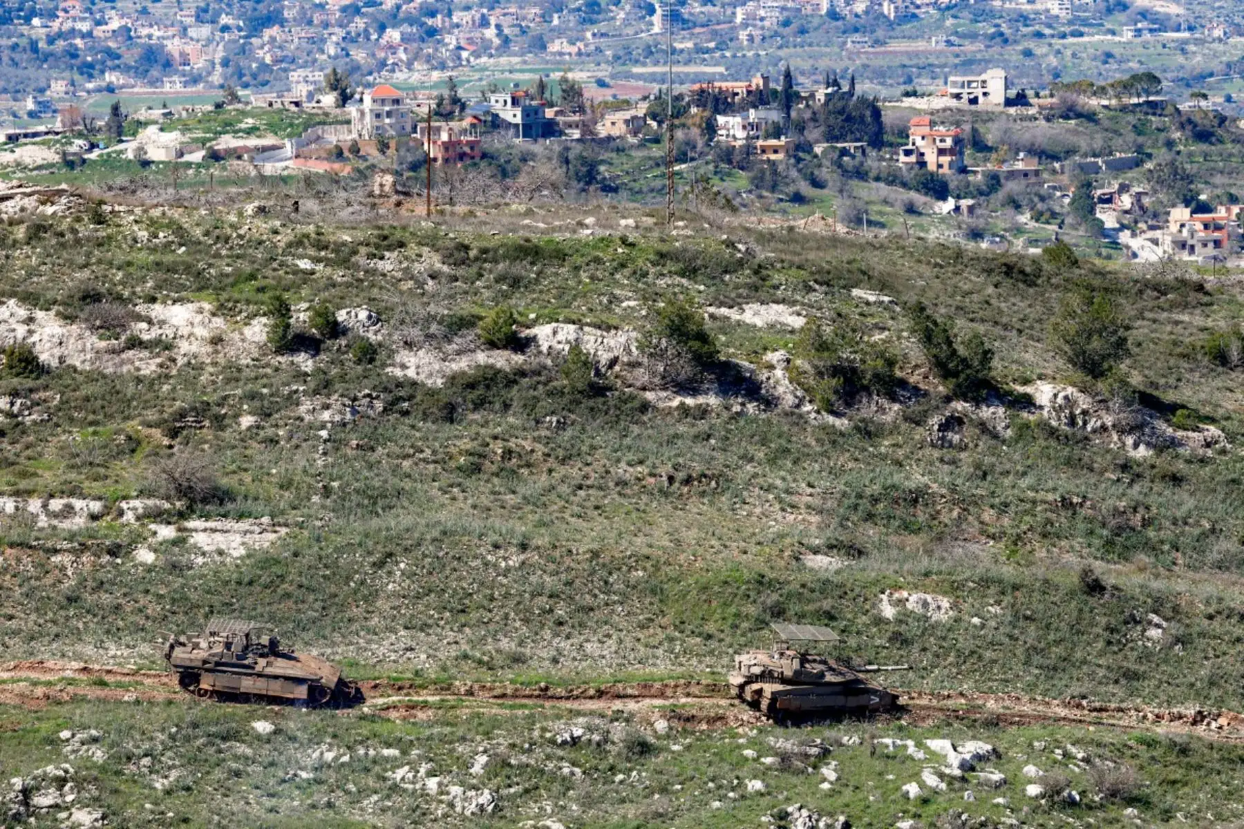 Un tanque de batalla principal Merkava Mark IV y un vehículo de combate de infantería (VCI) del ejército israelí se desplegaron en una posición a lo largo de la frontera entre el norte de Israel y el sur del Líbano. Foto: AFP