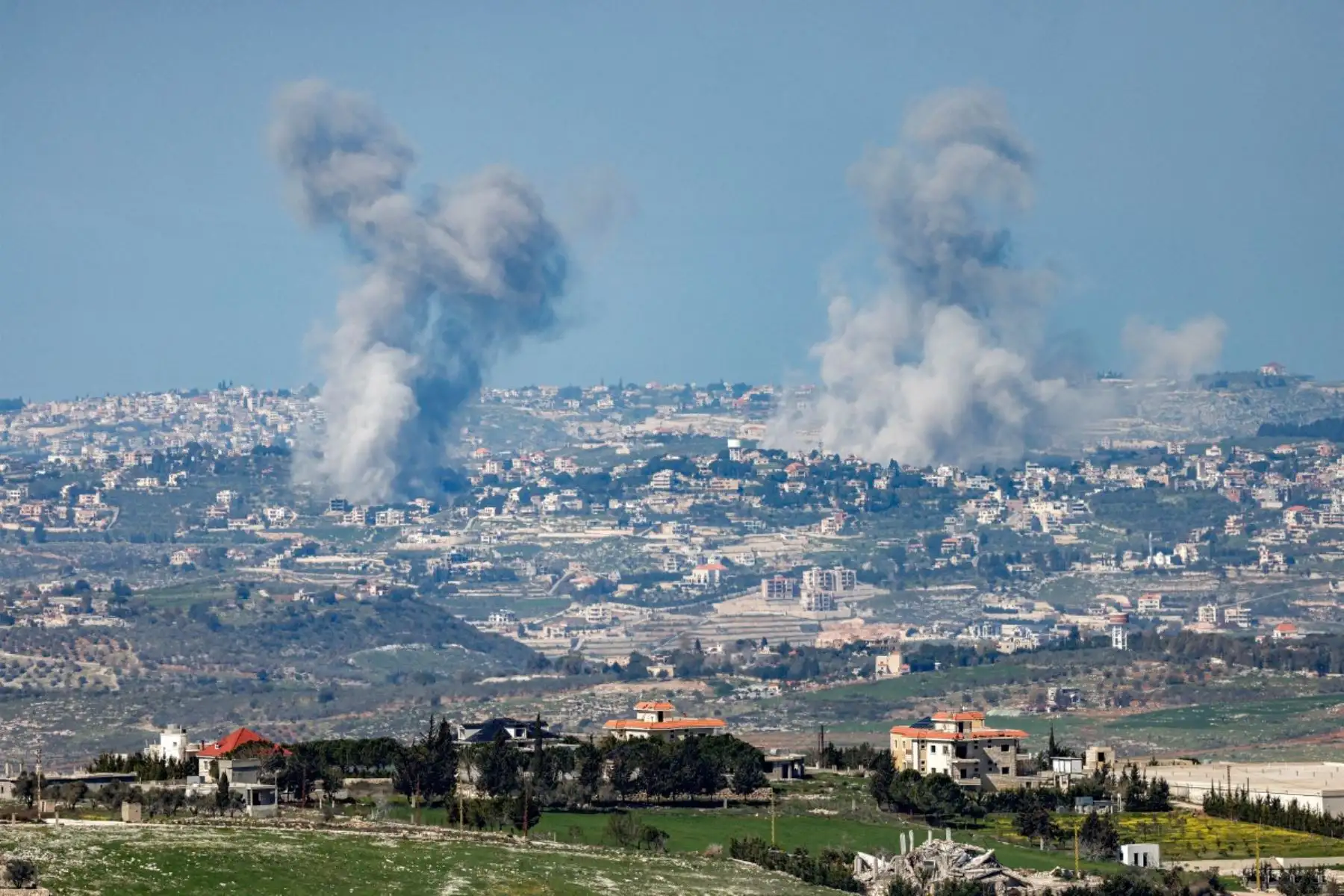 Columnas de humo se elevan tras el bombardeo israelí en el sur del Líbano, cerca de la frontera con el norte de Israel. Foto: AFP