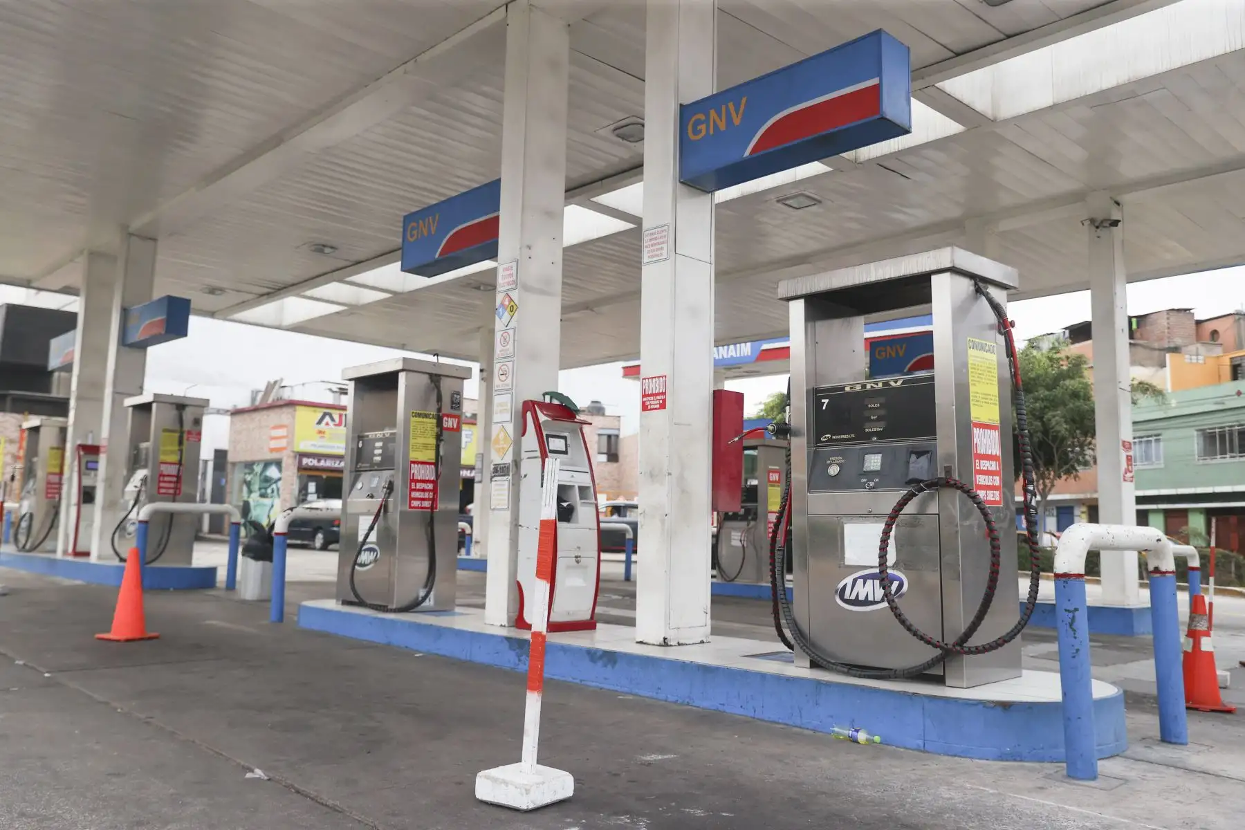 La deflagración ocurrida en el ducto de líquidos en Megantoni, Cusco, ha forzado la suspensión temporal del transporte de combustible en el país, generando enormes colas de conductores, especialmente taxistas quienes recorren todo Lima en busca de GNV, cuyo suministro será restringido por dos semanas. Foto: ANDINA/Jhonel Rodríguez Robles