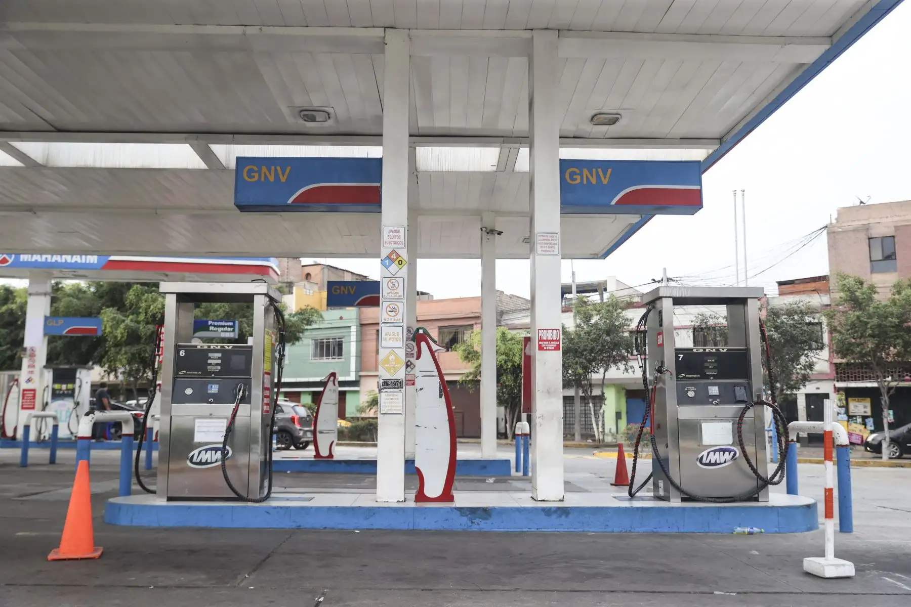 La deflagración ocurrida en el ducto de líquidos en Megantoni, Cusco, ha forzado la suspensión temporal del transporte de combustible en el país, generando enormes colas de conductores, especialmente taxistas quienes recorren todo Lima en busca de GNV, cuyo suministro será restringido por dos semanas. Foto: ANDINA/Jhonel Rodríguez Robles