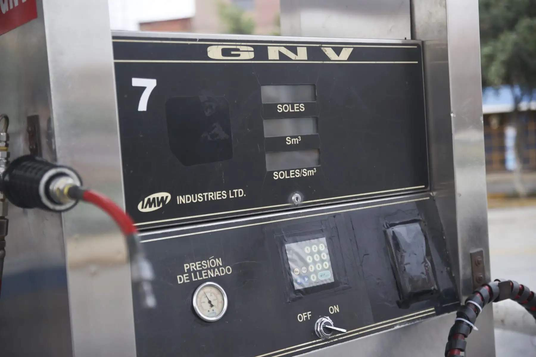 La deflagración ocurrida en el ducto de líquidos en Megantoni, Cusco, ha forzado la suspensión temporal del transporte de combustible en el país, generando enormes colas de conductores, especialmente taxistas quienes recorren todo Lima en busca de GNV, cuyo suministro será restringido por dos semanas. Foto: ANDINA/Jhonel Rodríguez Robles