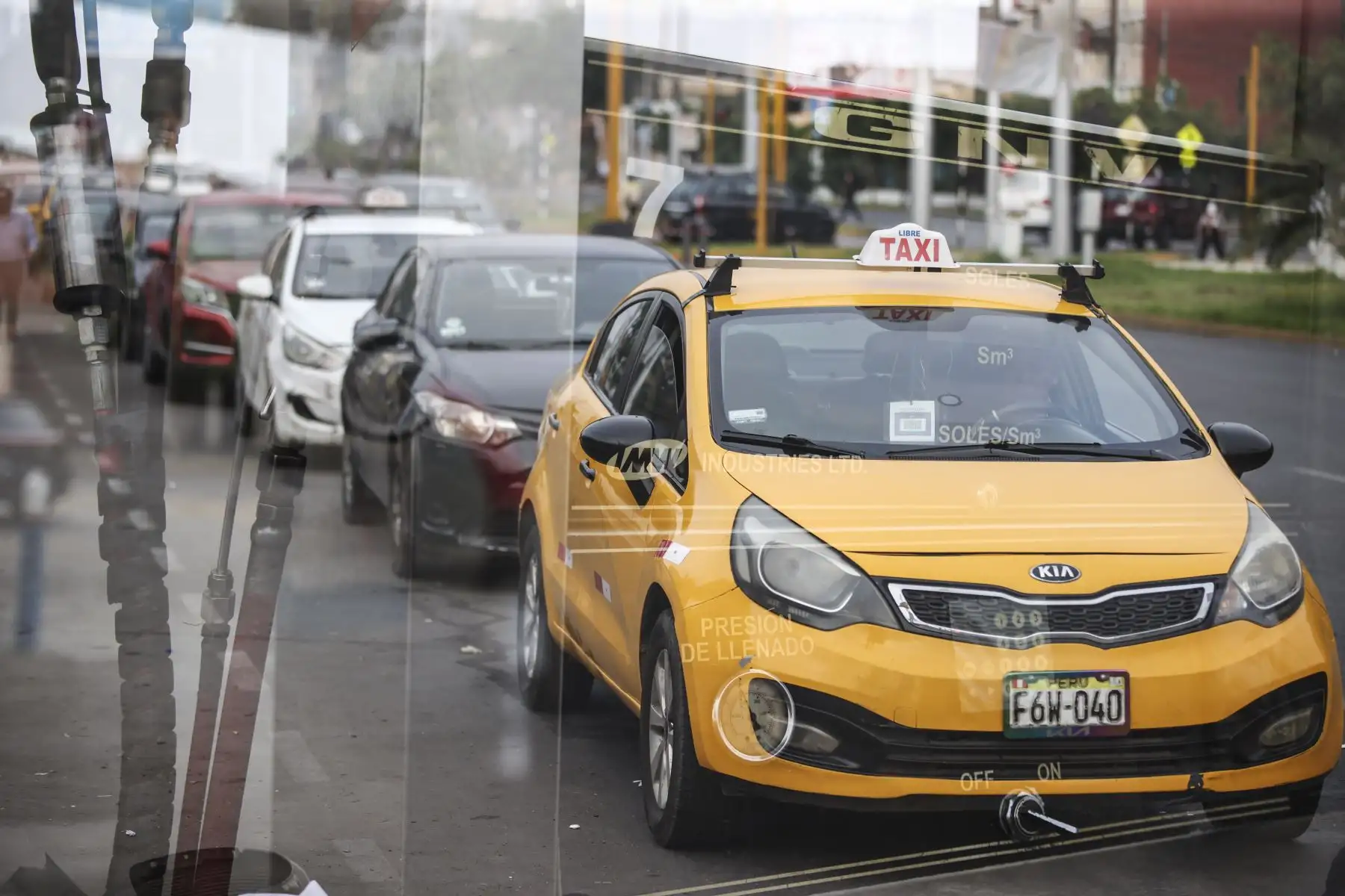 La deflagración ocurrida en el ducto de líquidos en Megantoni, Cusco, ha forzado la suspensión temporal del transporte de combustible en el país, generando enormes colas de conductores, especialmente taxistas quienes recorren todo Lima en busca de GNV, cuyo suministro será restringido por dos semanas. Foto: ANDINA/Jhonel Rodríguez Robles
