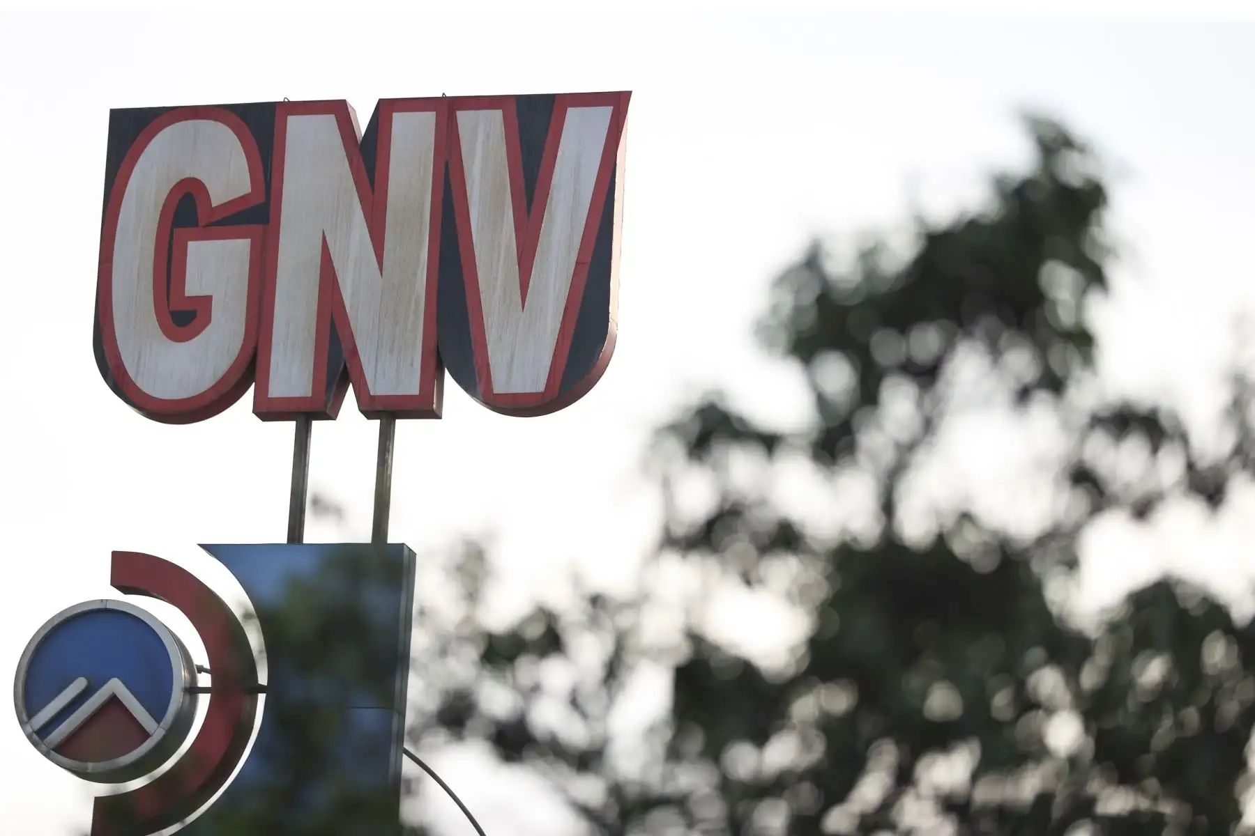 La deflagración ocurrida en el ducto de líquidos en Megantoni, Cusco, ha forzado la suspensión temporal del transporte de combustible en el país, generando enormes colas de conductores, especialmente taxistas quienes recorren todo Lima en busca de GNV, cuyo suministro será restringido por dos semanas. Foto: ANDINA/Jhonel Rodríguez Robles