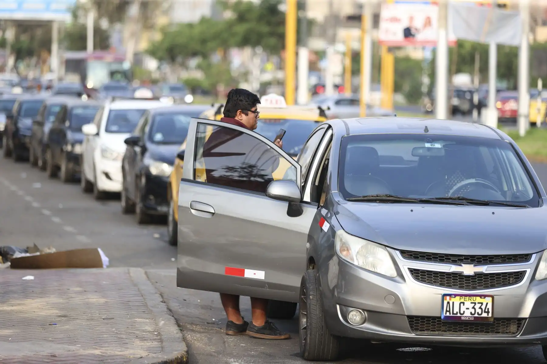 La deflagración ocurrida en el ducto de líquidos en Megantoni, Cusco, ha forzado la suspensión temporal del transporte de combustible en el país, generando enormes colas de conductores, especialmente taxistas quienes recorren todo Lima en busca de GNV, cuyo suministro será restringido por dos semanas. Foto: ANDINA/Jhonel Rodríguez Robles