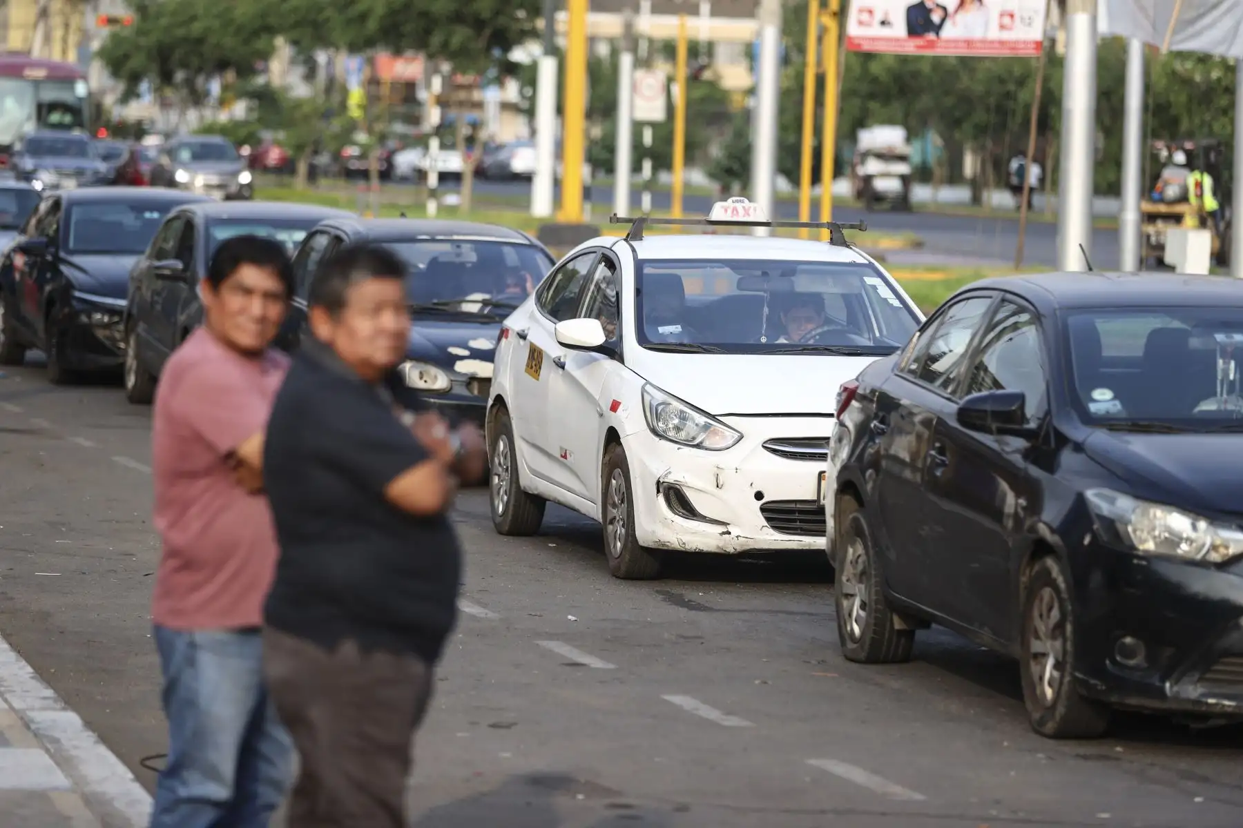 La deflagración ocurrida en el ducto de líquidos en Megantoni, Cusco, ha forzado la suspensión temporal del transporte de combustible en el país, generando enormes colas de conductores, especialmente taxistas quienes recorren todo Lima en busca de GNV, cuyo suministro será restringido por dos semanas. Foto: ANDINA/Jhonel Rodríguez Robles