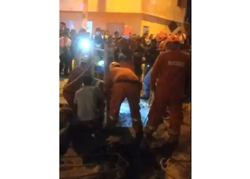 Dos trabajadores fallecieron por asfixia la noche del lunes 2 de marzo mientras realizaban labores en un buzón de desagüe de aproximadamente ocho metros de profundidad en la ciudad de Paita, en Piura.