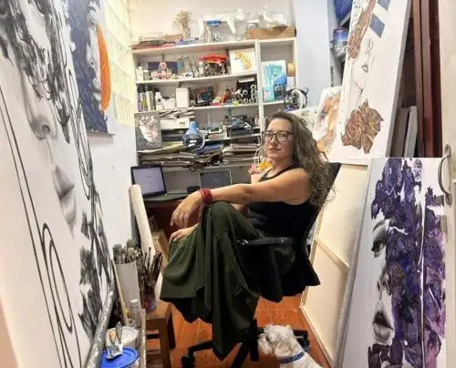 Yezzenia Sánchez presenta “La Mirada que Habita”, un viaje pictórico hacia lo invisible.