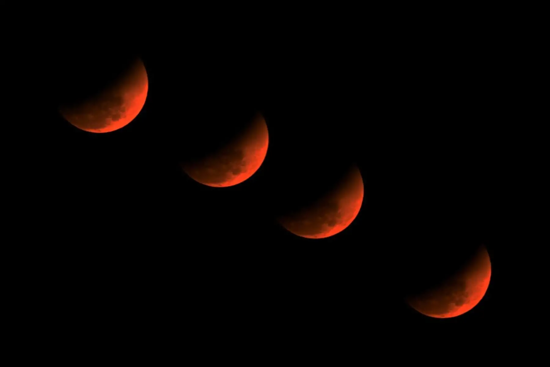 Esta imagen de exposición múltiple muestra la luna llena, también conocida como "Luna de sangre", durante un eclipse lunar total, en Golaghat, Assam. Foto: AFP