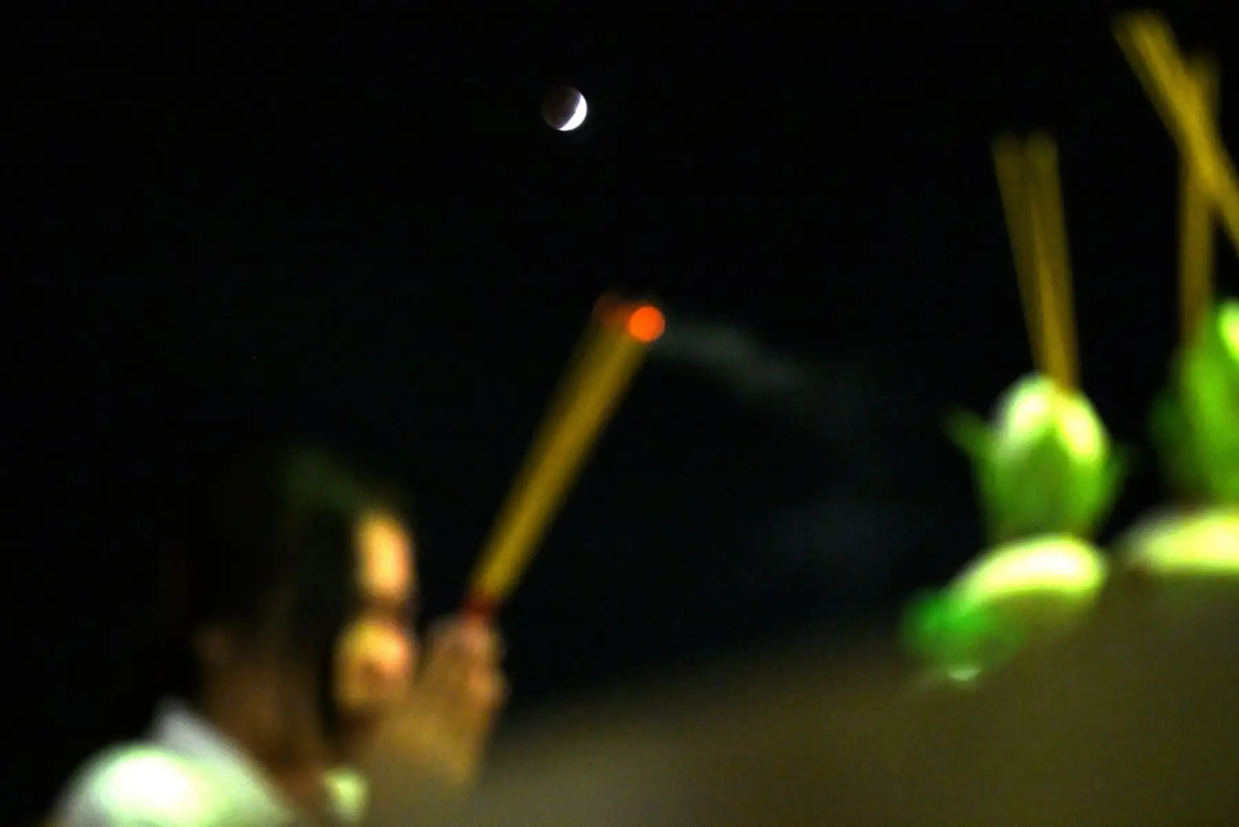 Una mujer reza durante un eclipse lunar total en Phnom Penh. Foto: AFP