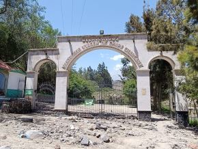 La caída de un huaico de grandes proporciones dejó seriamente afectado el Santuario de la Virgen de Chapi en Charcani, la Patrona de Arequipa. El lugar, hasta donde llegan cientos de devotos, luce al momento con tierra, rocas y piedras desde la puerta de ingreso hasta la explanada del recinto. ANDINA/Difusión