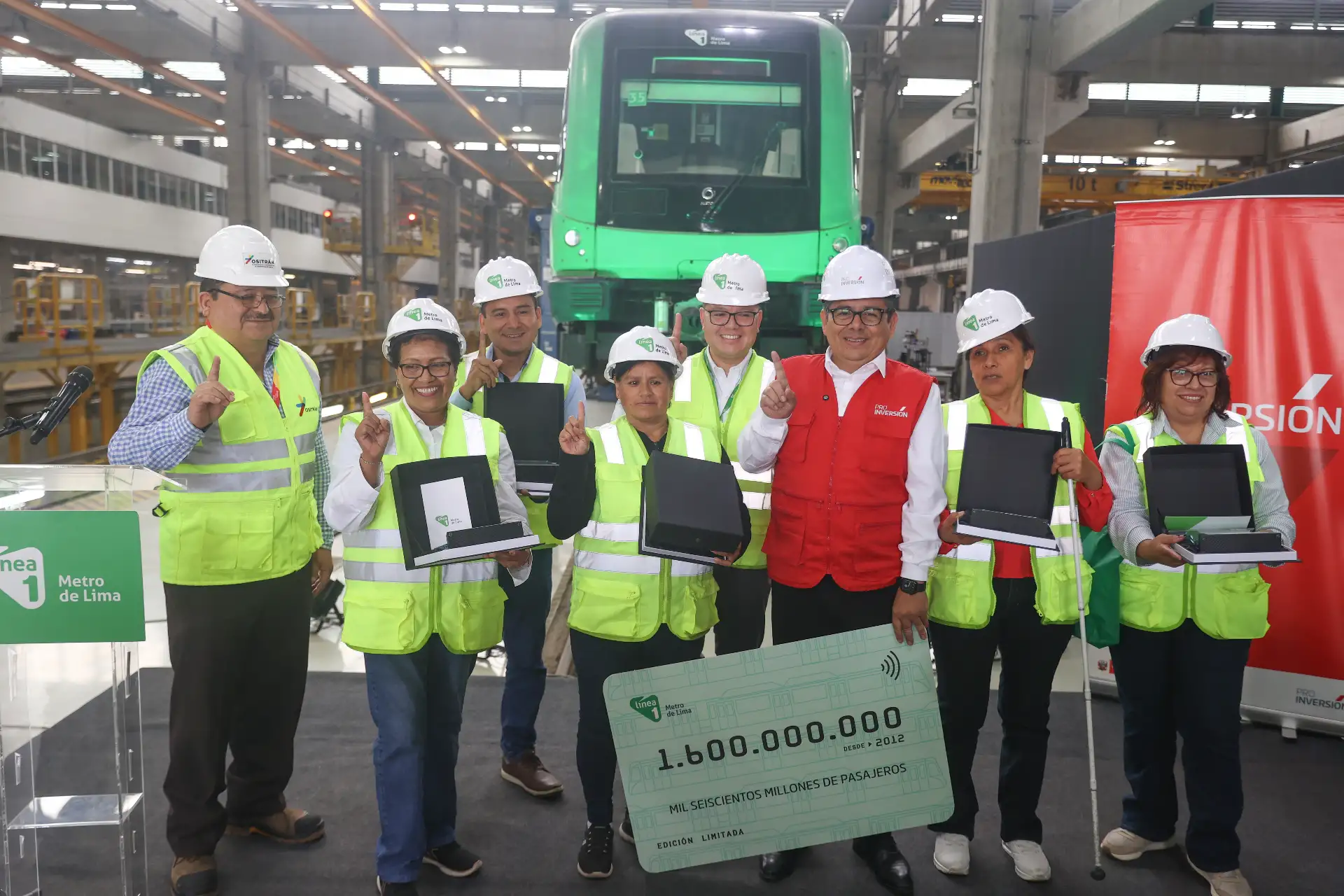 La Línea 1 del Metro de Lima superó los 1,600 millones de pasajeros transportados. Manuel Wu, gerente general de la entidad, y Luis Del Carpio, presidente ejecutivo de Proinversión, encabezaron la ceremonia, en la que también se brindó un reconocimiento a algunos usuarios frecuentes. Foto: ANDINA/Jhonel Rodríguez Robles