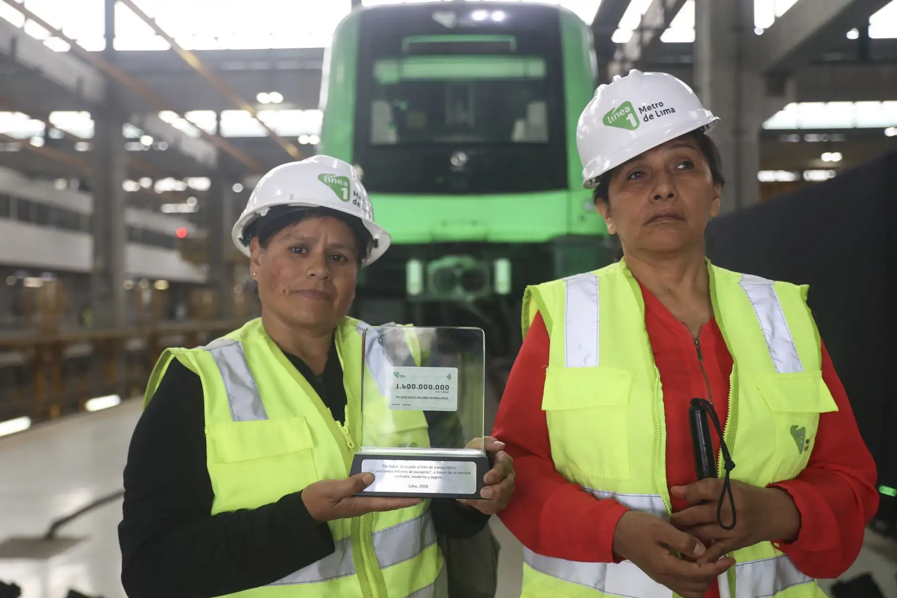 La Línea 1 del Metro de Lima superó los 1,600 millones de pasajeros transportados. Manuel Wu, gerente general de la entidad, y Luis Del Carpio, presidente ejecutivo de Proinversión, encabezaron la ceremonia, en la que también se brindó un reconocimiento a algunos usuarios frecuentes. Foto: ANDINA/Jhonel Rodríguez Robles