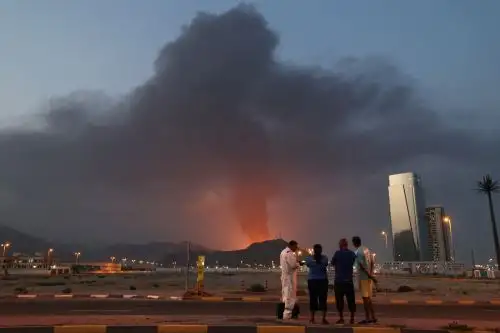 Explosión en Fujairah y ataques de Irán obligan a Emiratos Árabes Unidos a cerrar su espacio aéreo