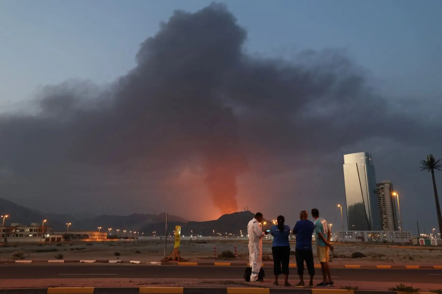 Una alta columna de humo negro se eleva tras una explosión en la zona industrial de Fujairah el 3 de marzo de 2026. Foto: AFP
