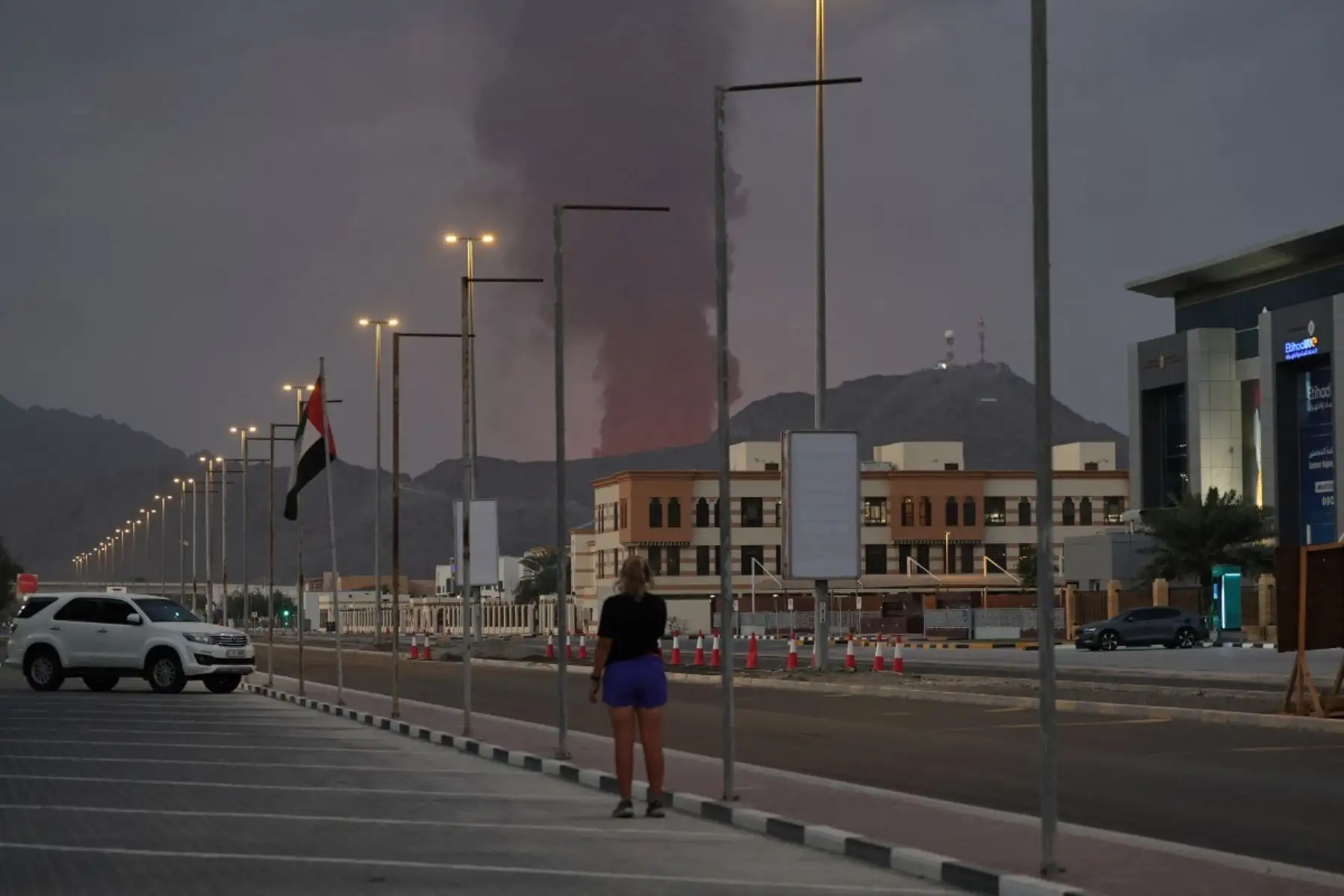 Una alta columna de humo negro se eleva tras una explosión en la zona industrial de Fujairah el 3 de marzo de 2026. Foto: AFP