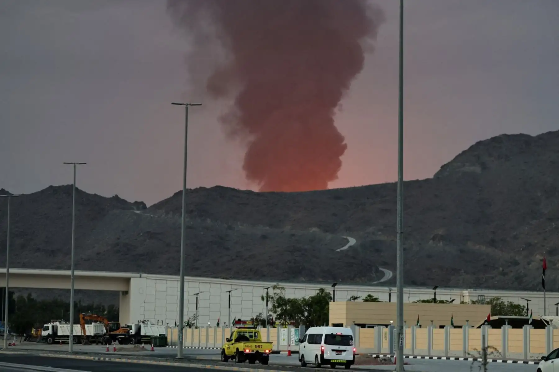 Una alta columna de humo negro se eleva tras una explosión en la zona industrial de Fujairah el 3 de marzo de 2026. Foto: AFP