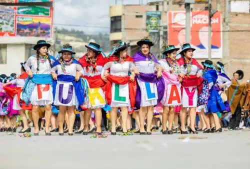 El XX Encuentro Nacional del Carnaval Originario del Perú - Pukllay 2026 se realiza este 2026 del 12 al 14 de marzo, con actividades pletóricas de danzas, música y colorido que dan vida a una de las fiestas tradicionales más espléndidas y participativas de los Andes peruanos. Foto: Municipalidad Provincial de Andahuaylas.