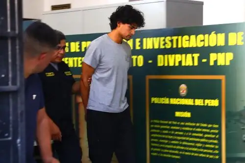 Adrián Villar permanece en la sede de la División de Investigación y Prevención de Accidentes de Tránsito de la Policía Nacional, en La Victoria. Foto: ANDINA/Difusión