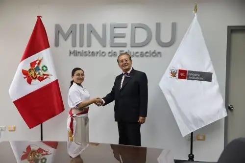 A pocos días del inicio del año escolar, el titular de la cartera recibió en su despacho a Rafaella Ruiz Barreto, una estudiante del distrito de Ventanilla que asumió, de manera simbólica, el despacho ministerial en el marco de las actividades por el Día Internacional de la Mujer, que se celebra el 8 de marzo.  