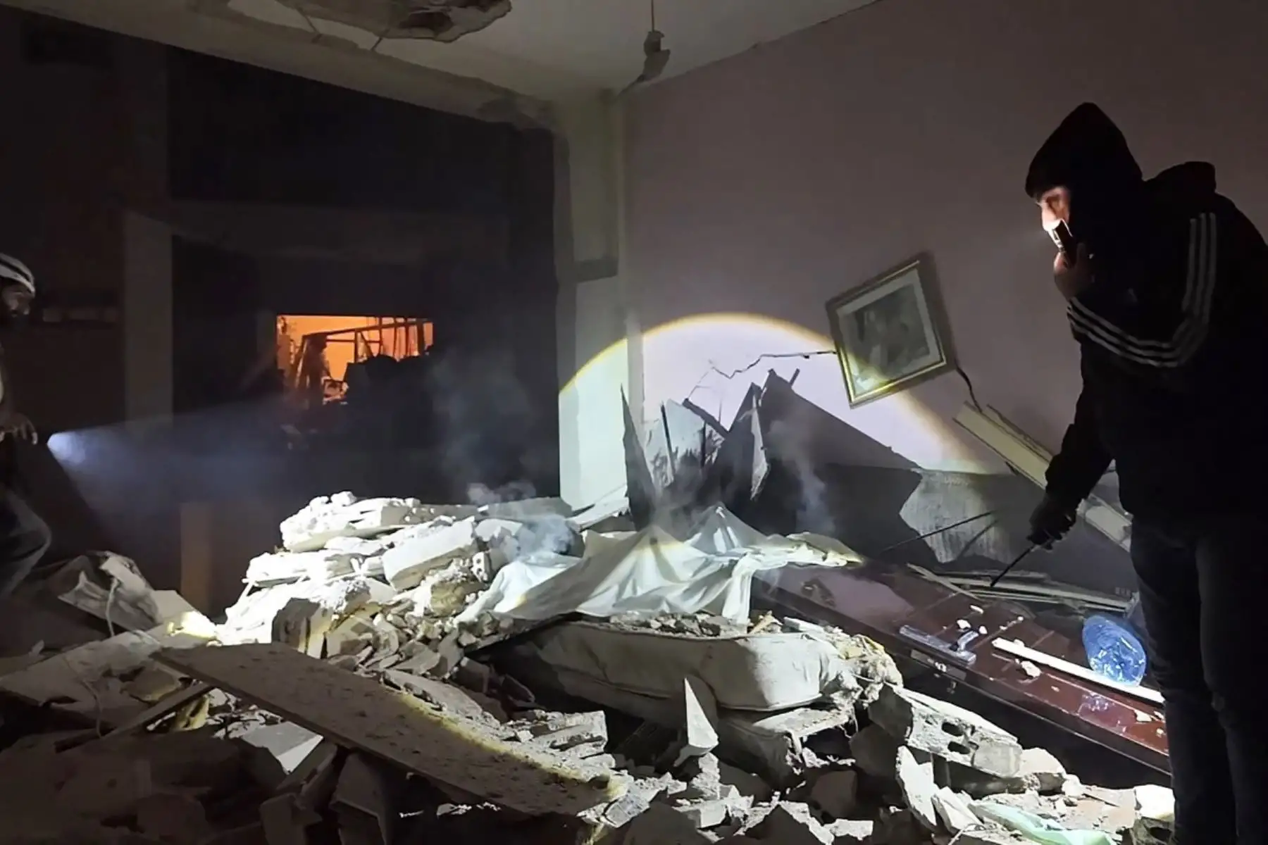Esta captura de pantalla de un video de AFPTV, tomada el 4 de marzo de 2026, muestra a los servicios de emergencia inspeccionando los daños en el Hotel Comfort tras un ataque israelí en Hazmieh, un suburbio al este de Beirut.  Foto: AFP