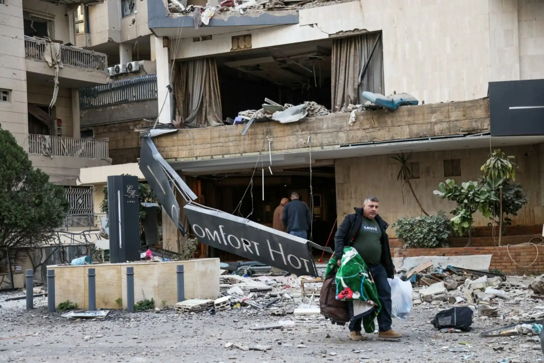 Un hombre sale de un hotel tras ser alcanzado por un ataque aéreo israelí en Hazmieh, al este de Beirut. Foto: AFP