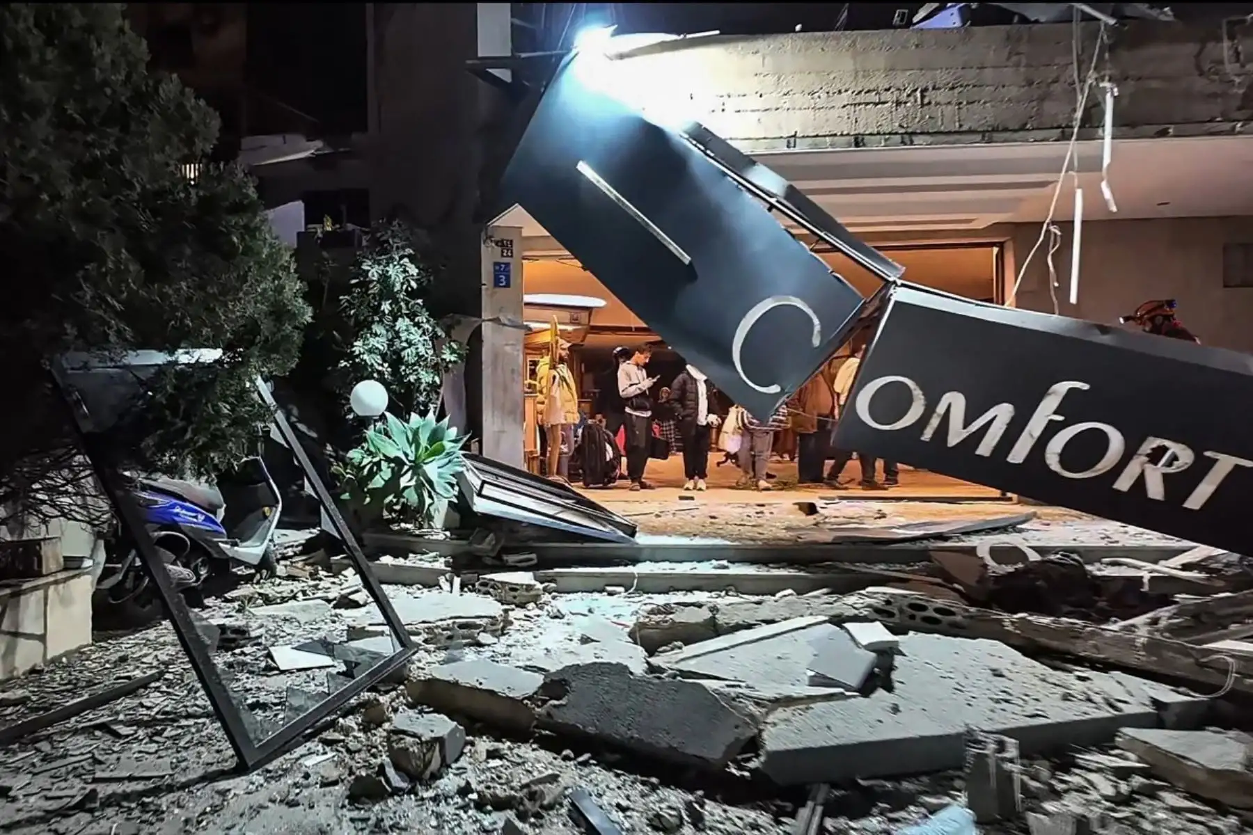 Esta captura de pantalla de un video de AFPTV, tomada el 4 de marzo de 2026, muestra a personas en el vestíbulo del Hotel Comfort tras ser alcanzado por un ataque israelí en Hazmieh, un suburbio al este de Beirut. Foto: AFP