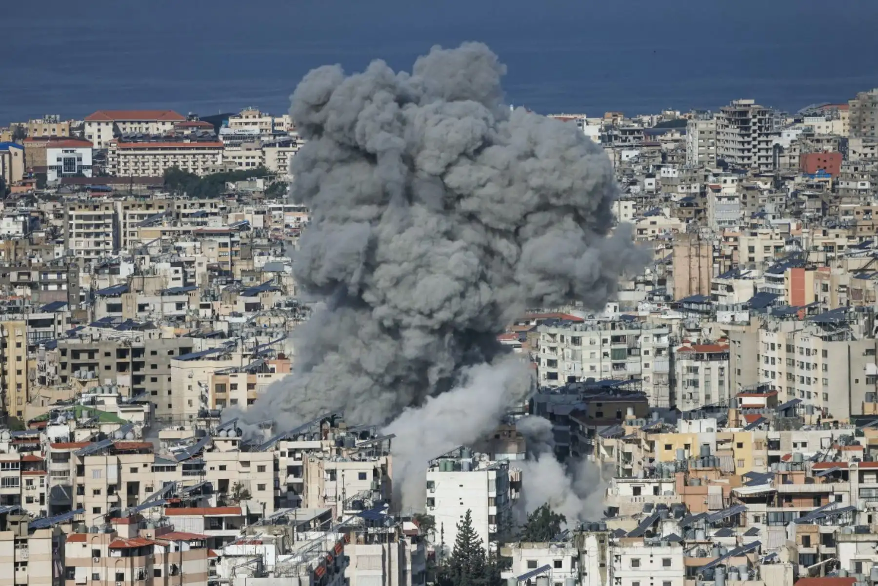 Una columna de humo se eleva desde el lugar de un ataque aéreo israelí en los suburbios del sur del barrio Haret Hreik de Beirut.- Foto: AFP