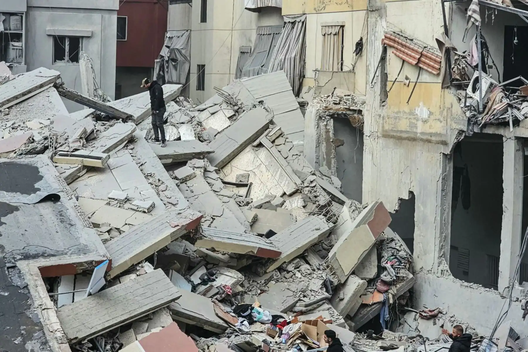 Un hombre se encuentra sobre los escombros en el lugar de un ataque aéreo israelí contra el barrio de Al Lailaki, en las afueras del sur de Beirut. Foto: AFP