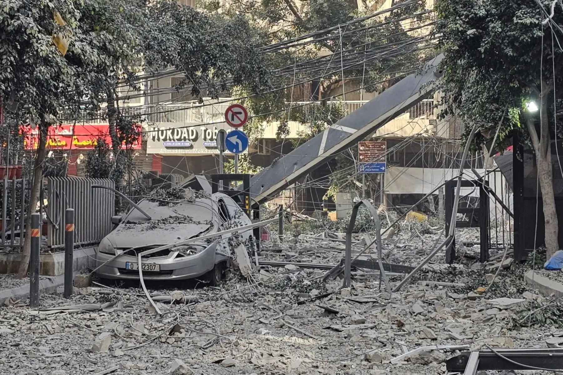 Escombros cubren una calle tras un ataque aéreo israelí contra el barrio de Haret Hreik, en las afueras del sur de Beirut. Foto: AFP