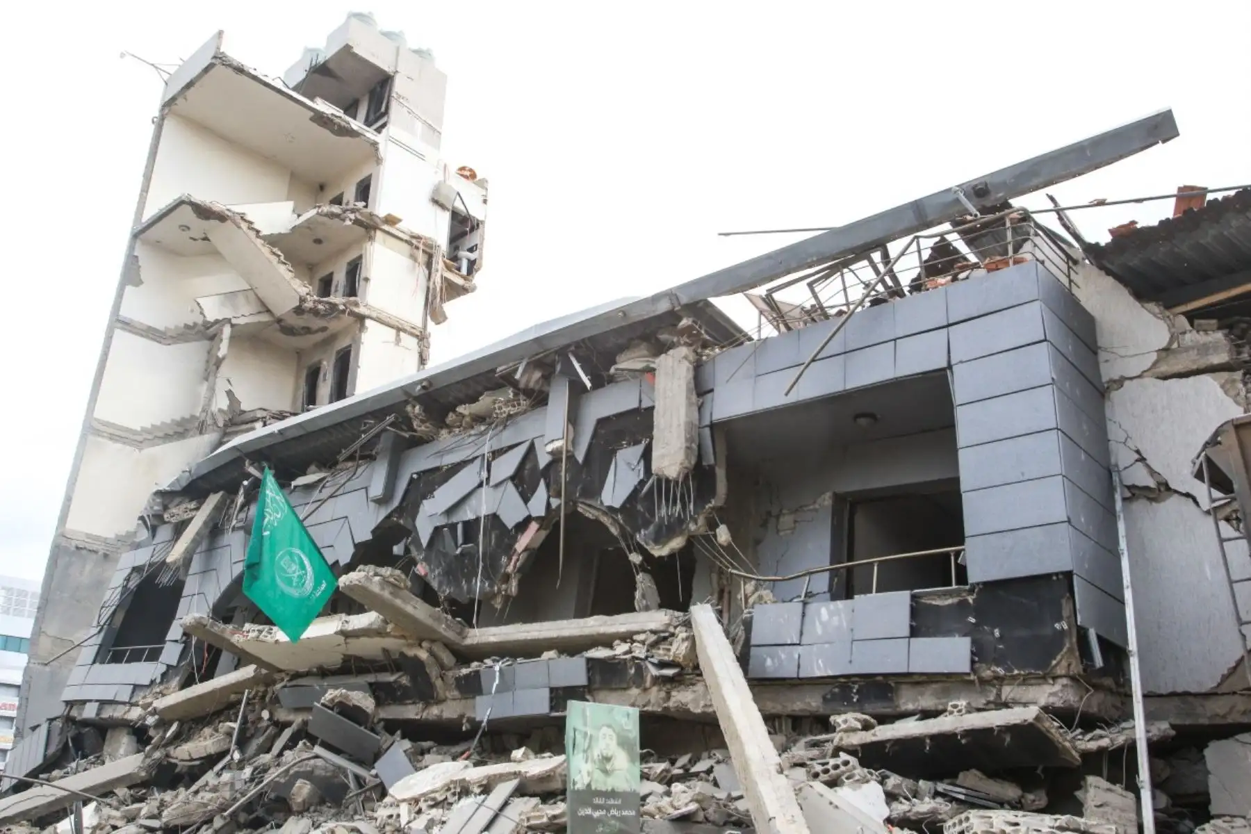 Oficinas destruidas de Jamaa Islamiya, un grupo islamista aliado con Hamás y Hezbolá, tras ser blanco de un ataque aéreo israelí el día anterior en la ciudad costera de Sidón, al sur del Líbano. Foto: AFP