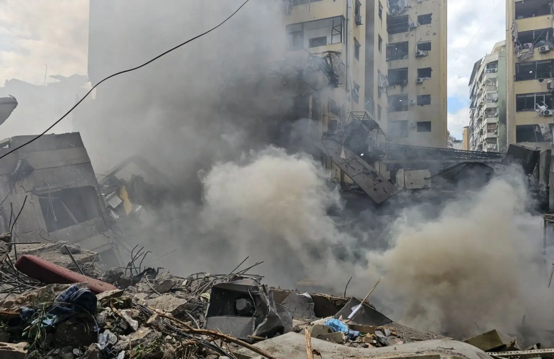 Se elevan columnas de humo desde el lugar de un ataque aéreo israelí contra el barrio de Haret Hreik, en las afueras del sur de Beirut. Foto: AFP